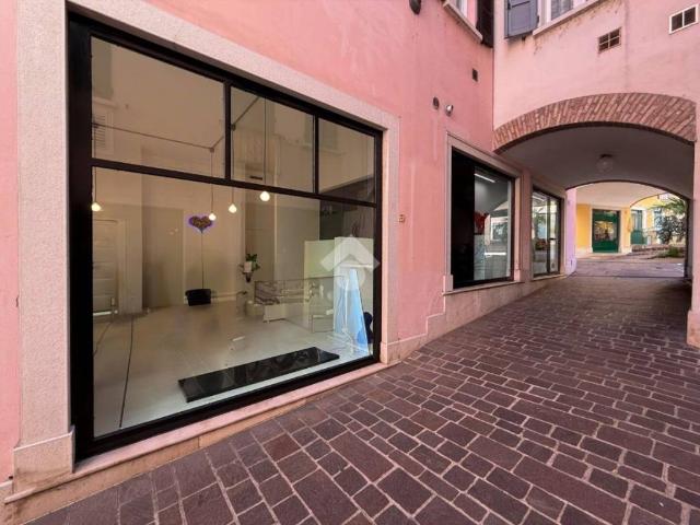 Locale Commerciale in vendita a Desenzano Del Garda, Lombardia