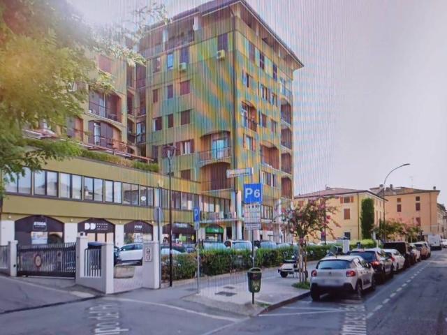 Locale Commerciale in vendita a Desenzano Del Garda, Lombardia