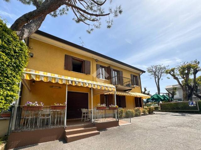 Locale Commerciale in vendita a Desenzano Del Garda, Brescia