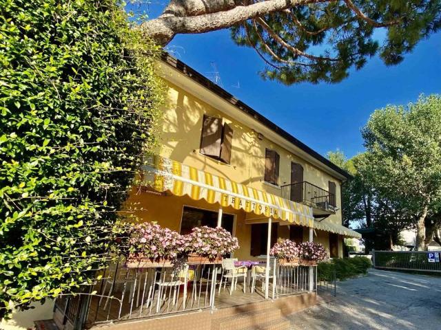 Locale Commerciale in vendita a Rivoltella del Garda, Desenzano Del Garda