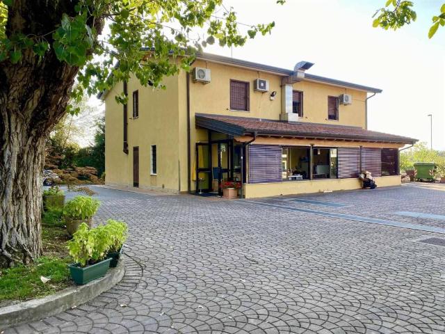 Locale Commerciale in vendita a Rivoltella del Garda, Desenzano Del Garda