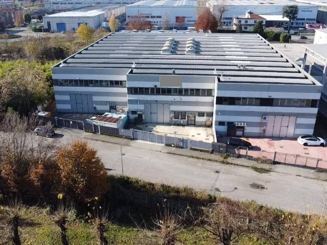 Locale Commerciale in vendita a Sacro Cuore-Stazione, Desio