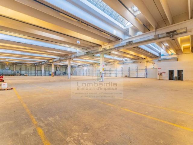 Locale Commerciale in vendita a Prati, Desio