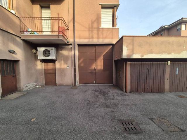 Locale Commerciale in vendita a Prati, Desio