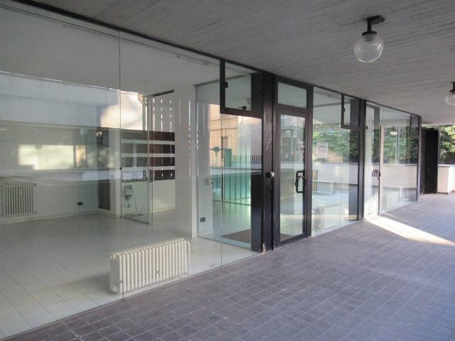 Locale Commerciale in vendita a Piazza, Desio