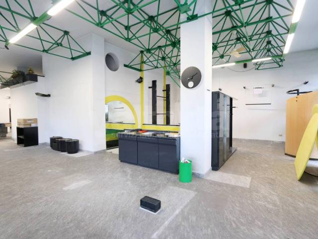 Locale Commerciale in vendita a Dugana, Desio