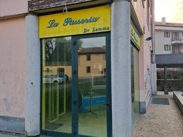 Locale Commerciale in vendita a Piazza, Desio