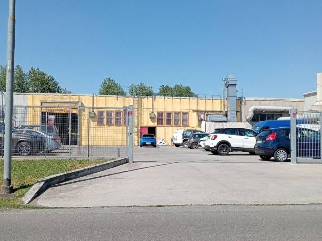 Locale Commerciale in vendita a Spaccone, Desio