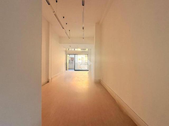 Locale Commerciale in vendita a Piazza, Desio