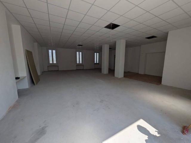 Locale Commerciale in vendita a Piemonte, Cuneo