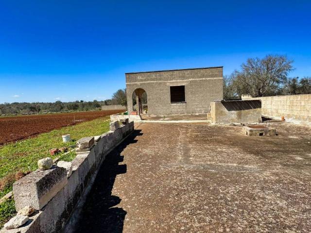 Locale Commerciale in vendita a Puglia, Lecce
