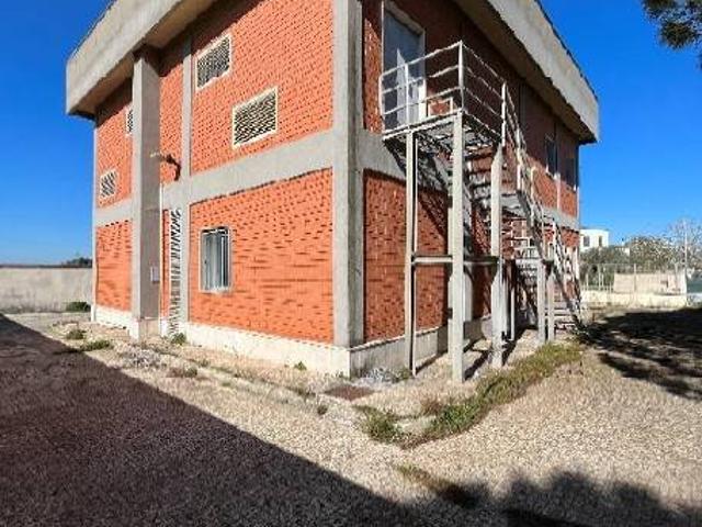 Locale Commerciale in vendita a Puglia, Lecce