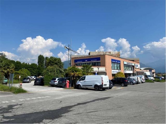Locale Commerciale in vendita a Dolzago, Lombardia