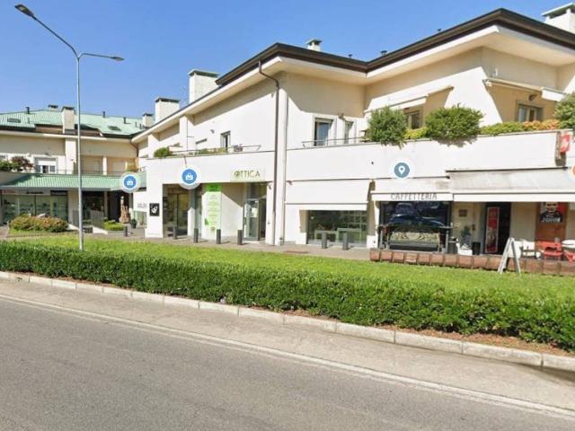 Locale Commerciale in vendita a Dolzago, Lombardia
