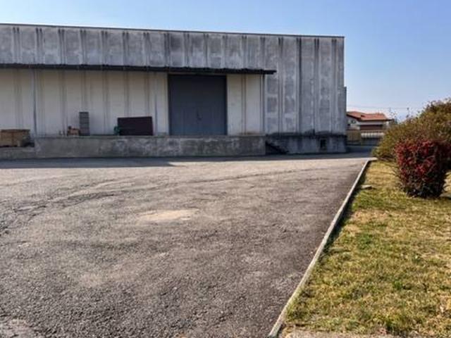 Locale Commerciale in vendita a Dormelletto, Novara