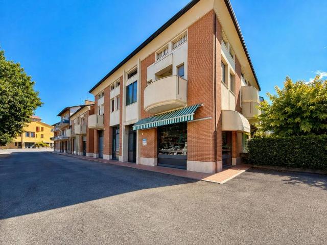 Locale Commerciale in vendita a Toscanella di Dozza, Dozza