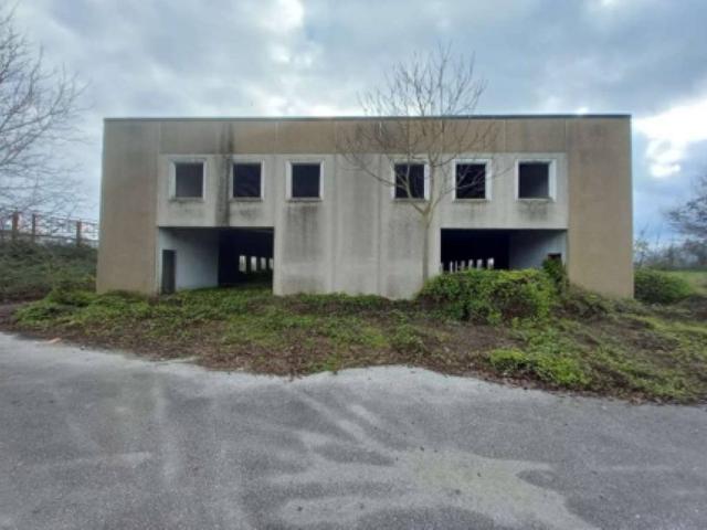 Locale Commerciale in vendita a Dragoni, Campania