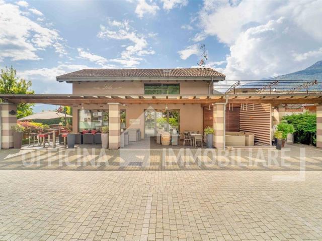 Locale Commerciale in vendita a Dubino, Lombardia