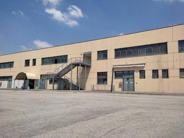 Locale Commerciale in vendita a Terradura, Due Carrare