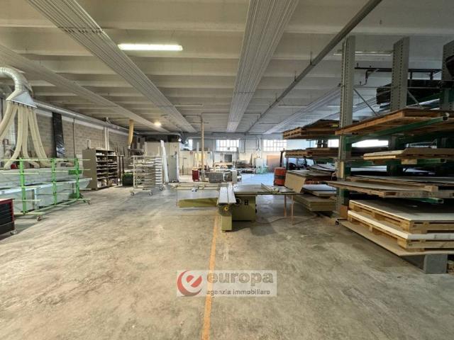 Locale Commerciale in vendita a Dueville, Veneto