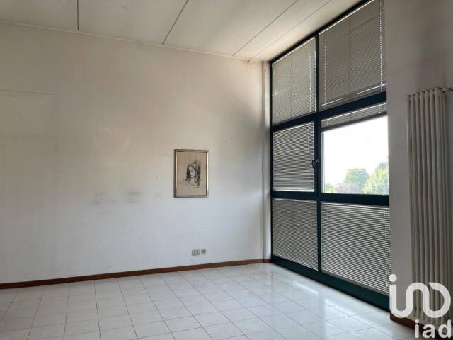 Locale Commerciale in vendita a Dueville, Veneto