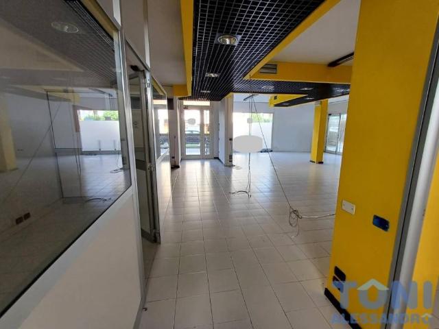 Locale Commerciale in vendita a Unione dei Comuni Circondario dell'Empolese Valdelsa, Empoli