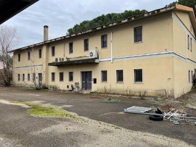 Locale Commerciale in vendita a Unione dei Comuni Circondario dell'Empolese Valdelsa, Empoli
