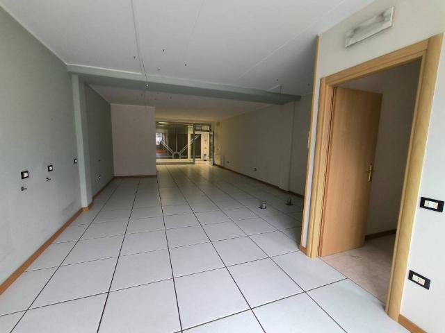 Locale Commerciale in vendita a Gaiano, Endine Gaiano
