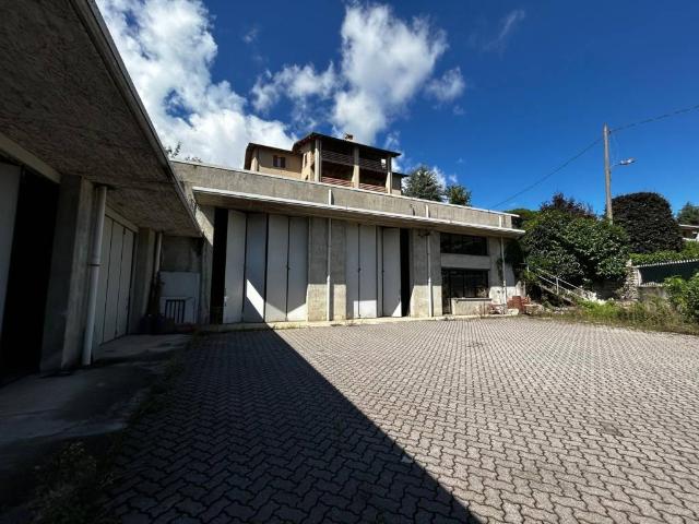 Locale Commerciale in vendita a Buccinigo, Erba