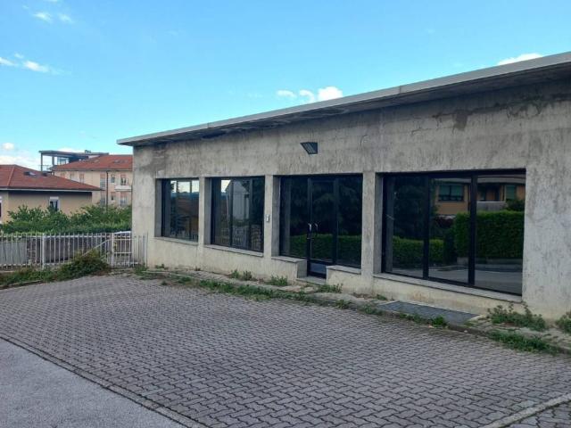 Locale Commerciale in vendita a Buccinigo, Erba