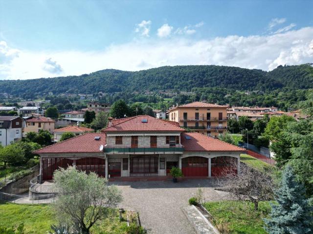 Locale Commerciale in vendita a Buccinigo, Erba