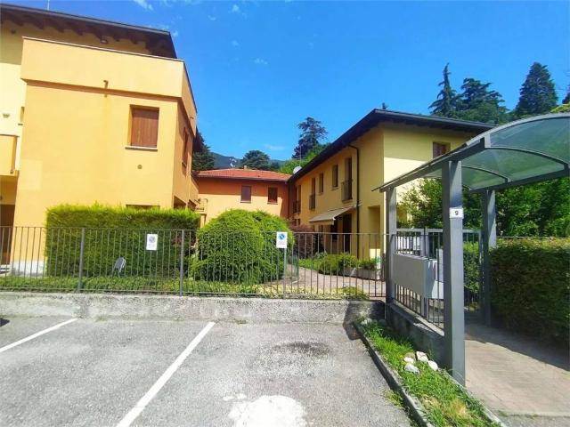 Locale Commerciale in vendita a Carpesino, Erba