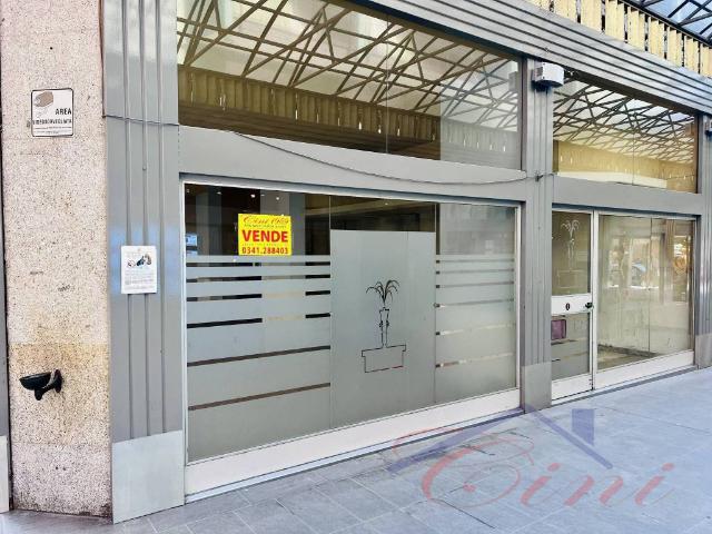 Locale Commerciale in vendita a Cassina Mariaga, Erba