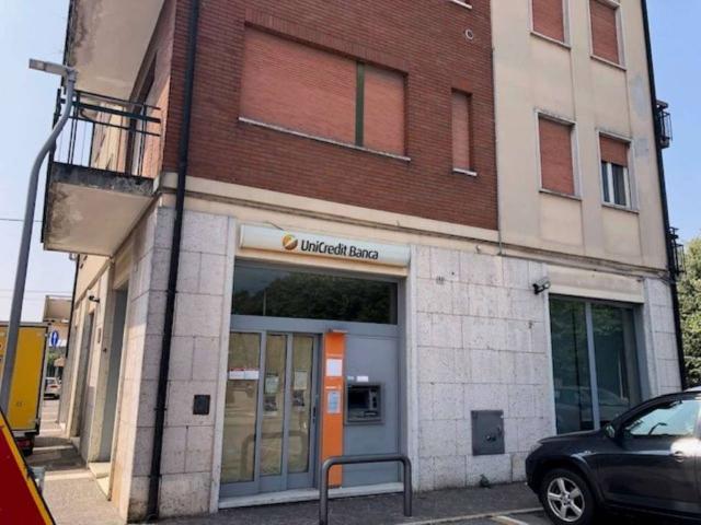Locale Commerciale in vendita a Erbè, Veneto