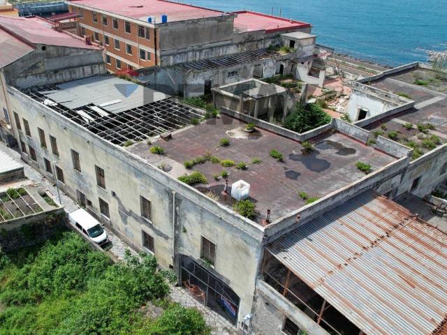 Locale Commerciale in vendita a Ercolano, Campania