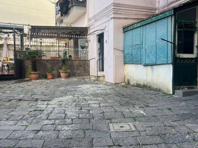 Locale Commerciale in vendita a Ercolano, Campania
