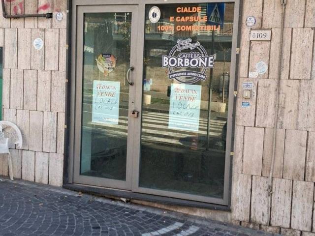 Locale Commerciale in vendita a Ercolano, Campania