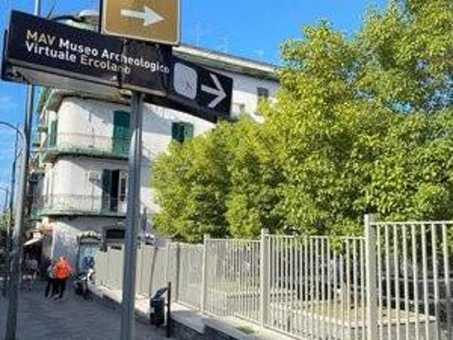 Locale Commerciale in vendita a Ercolano, Campania