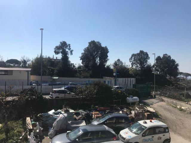 Locale Commerciale in vendita a Ercolano, Campania