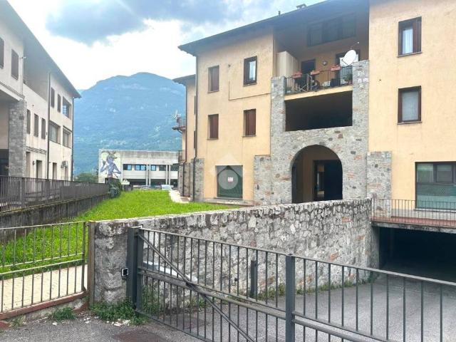 Locale Commerciale in vendita a Plemo, Esine