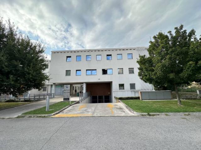 Locale Commerciale in vendita a Motta, Este