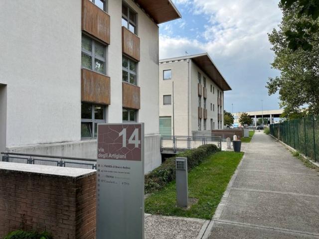 Locale Commerciale in vendita a Motta, Este