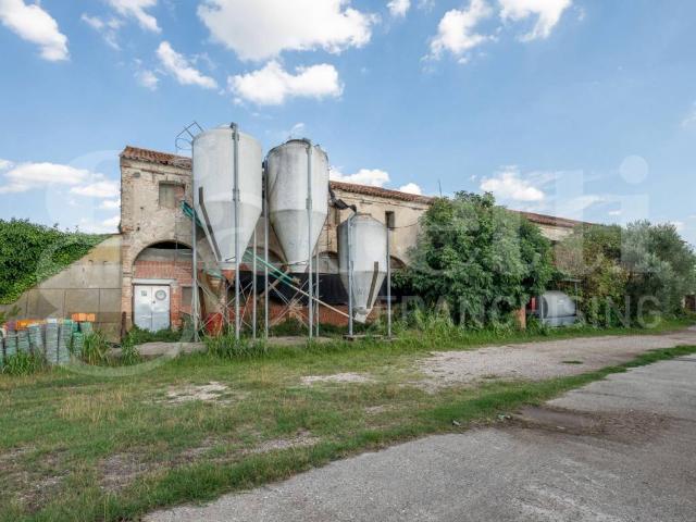 Locale Commerciale in vendita a Motta, Este
