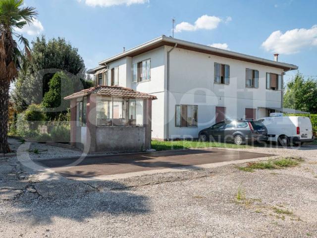 Locale Commerciale in vendita a Motta, Este