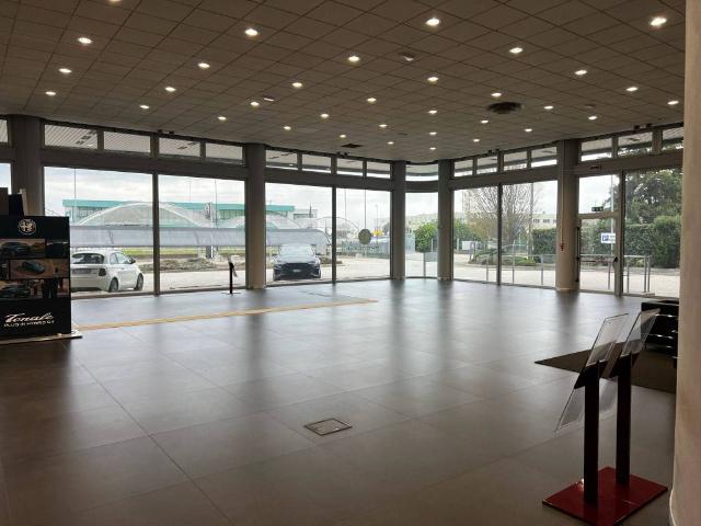 Locale Commerciale in vendita a Motta, Este