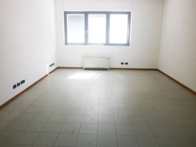Locale Commerciale in vendita a Motta, Este