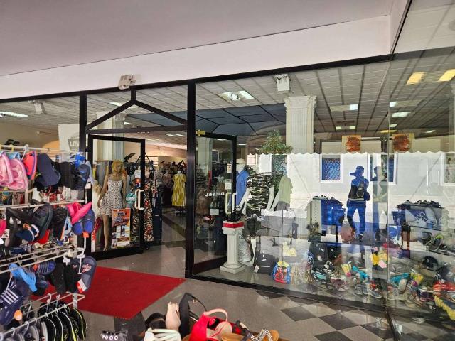 Locale Commerciale in vendita a Pianura Reggiana, Re