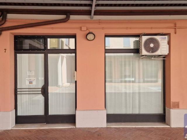 Locale Commerciale in vendita a Pianura Reggiana, Re