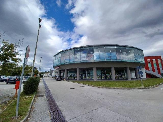 Locale Commerciale in vendita a Santa Maria, Marche