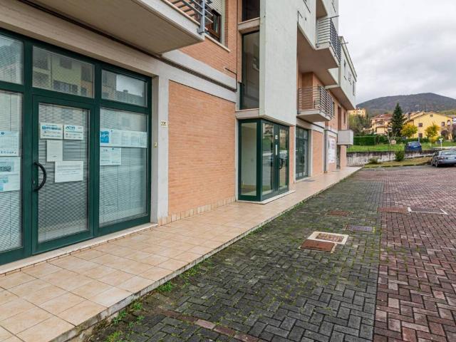 Locale Commerciale in vendita a Borgo 3, Marche